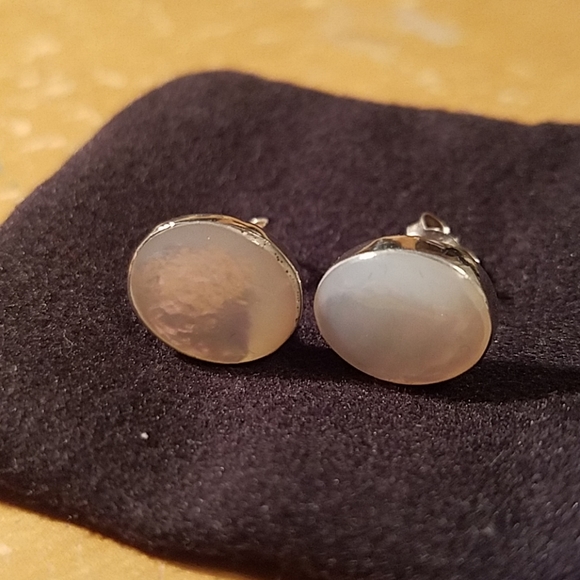 Oval white seashell silver studs 925 - Picture 2 of 3
